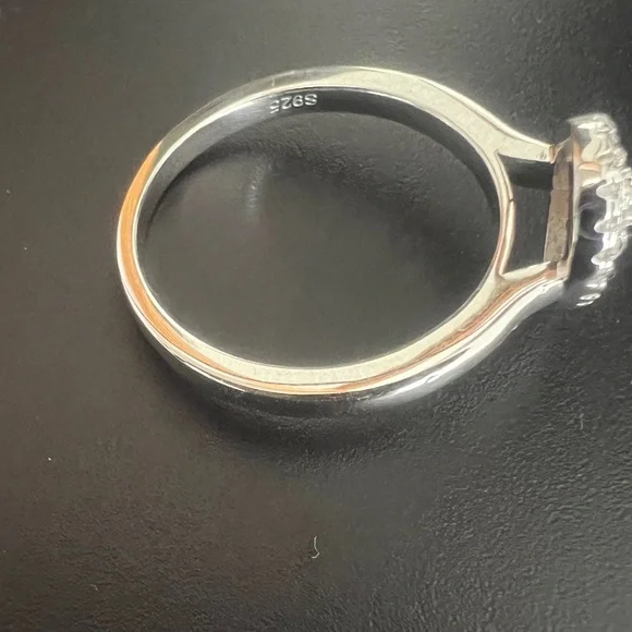 Elegant Silver Teardrop Ring - Picture 4 of 5